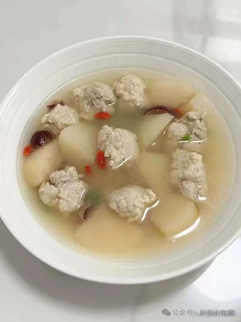 冬至厨房里的四道家常菜,平凡食材里的江湖规矩,谁在偷吃最后一口腊肉?