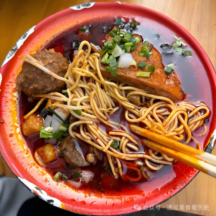 湖北美食篇比武汉热干面更“野”！襄阳牛肉面，湖北的“硬核早餐”