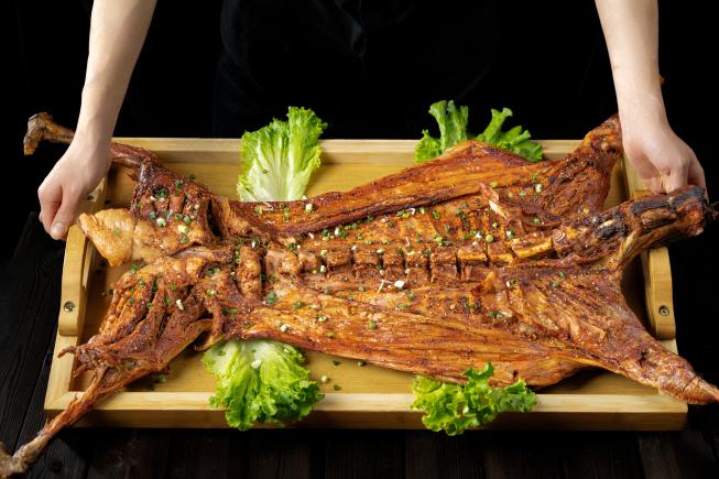 草原烟火气，赤峰烤全羊的硬核美味密码