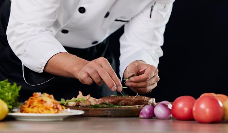 做餐饮能力有限时，当餐建议守好一间店
