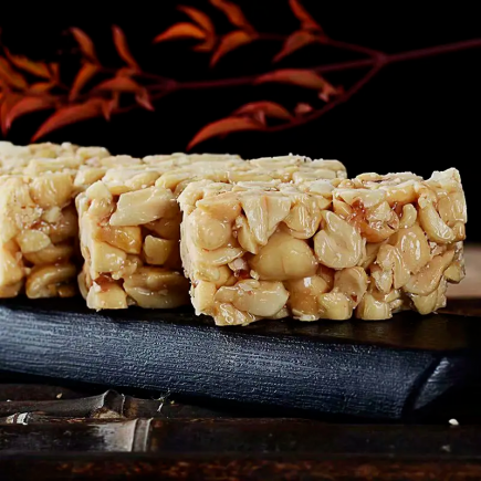 传统美食酥松香脆花生糖，传统老味道，一口茶一口酥糖