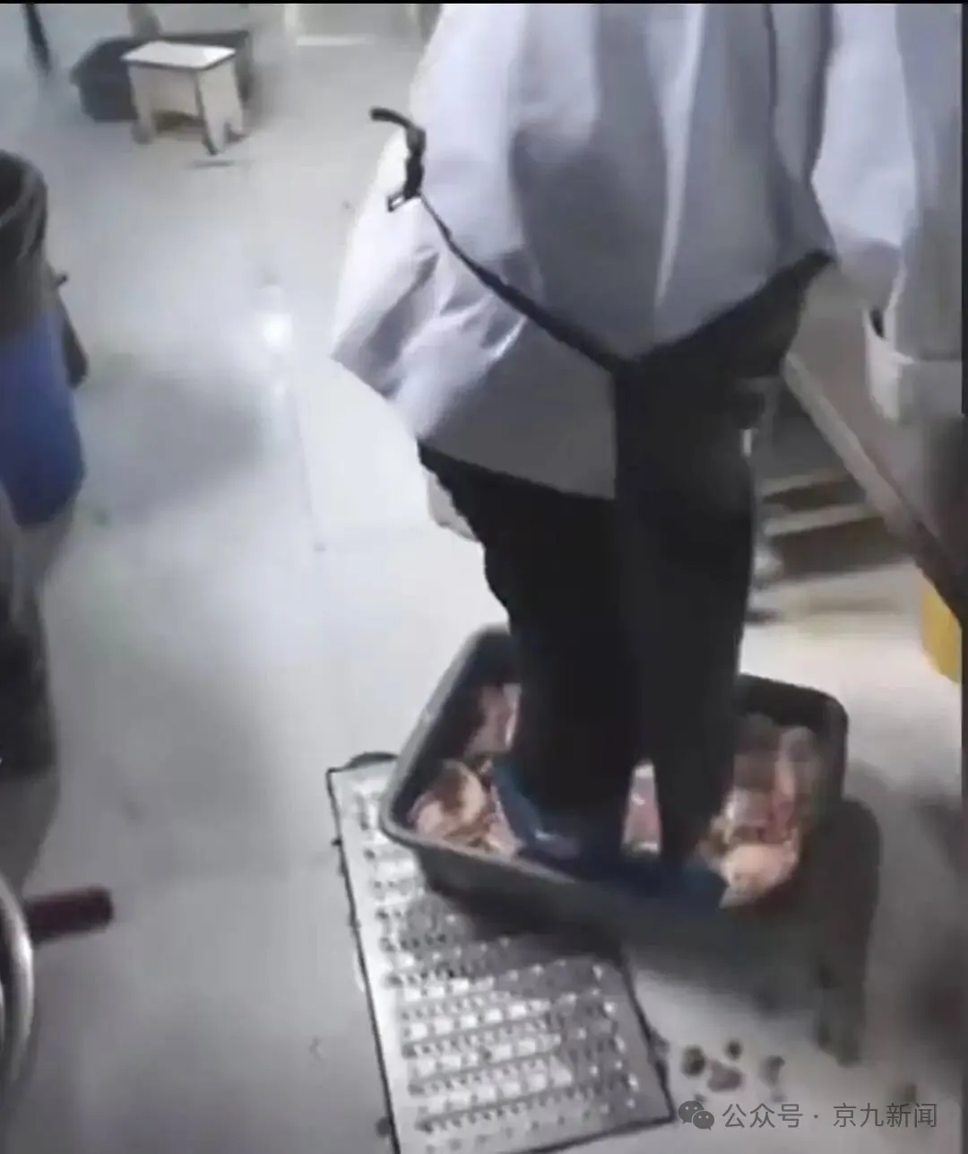 自称餐厅前员工，曝光脚踩食材、发霉鸭头翻新，南京监管部门已介入