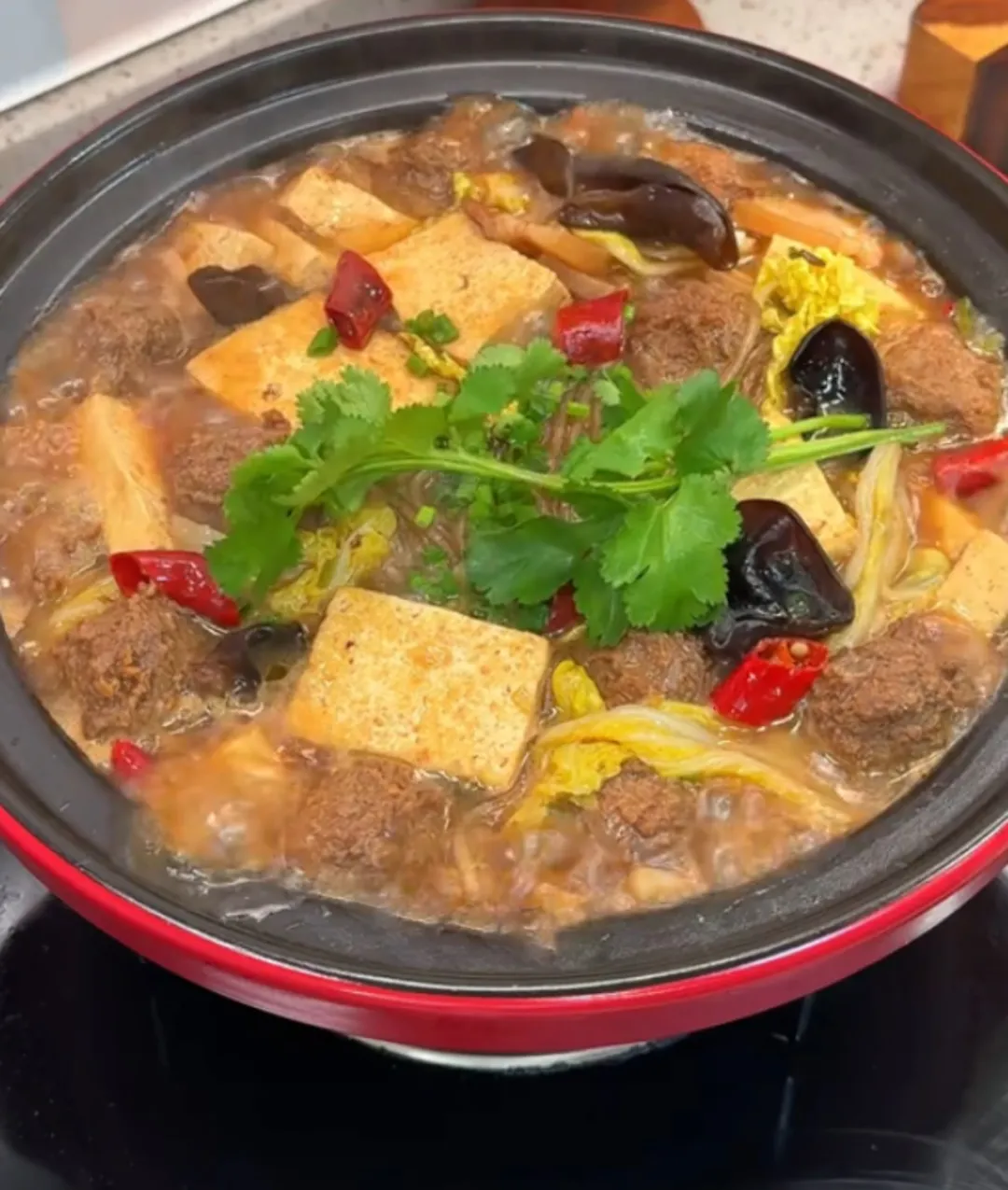 冬天就喜欢这种炖菜，多种食材一锅出，热乎乎的巨下饭！