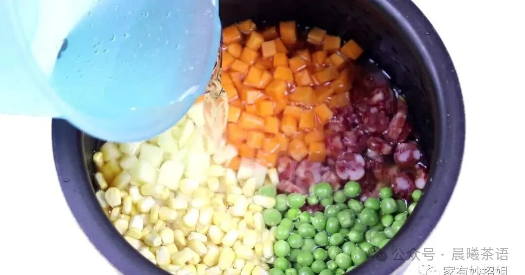 电饭锅版懒人焖饭，食材用料都简单，有肉有菜又节省时间