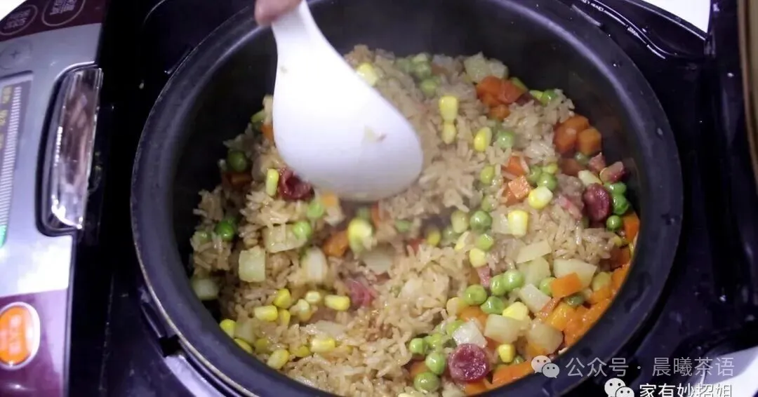 电饭锅版懒人焖饭,食材用料都简单,有肉有菜又节省时间