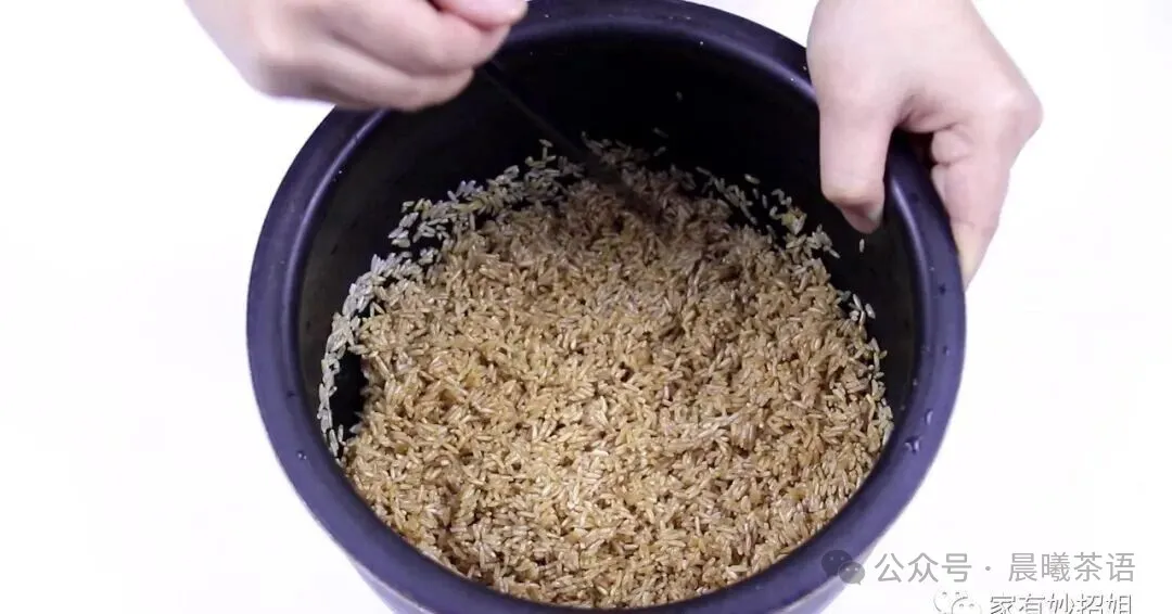 电饭锅版懒人焖饭,食材用料都简单,有肉有菜又节省时间