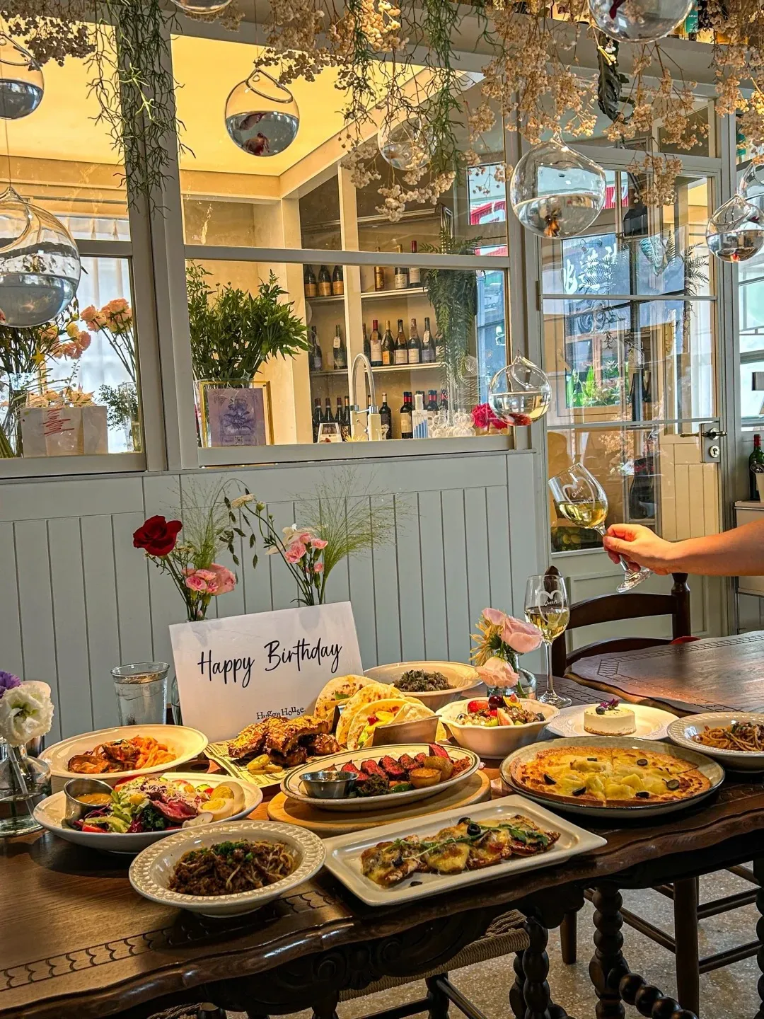 餐饮走在三岔口：价格战、品质牌，还是情绪值...