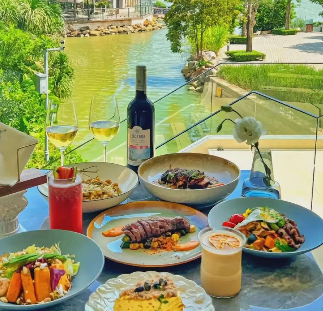 又一网红餐厅倒闭，高端餐饮竟然被路边摊干“黄”了，到底为啥？