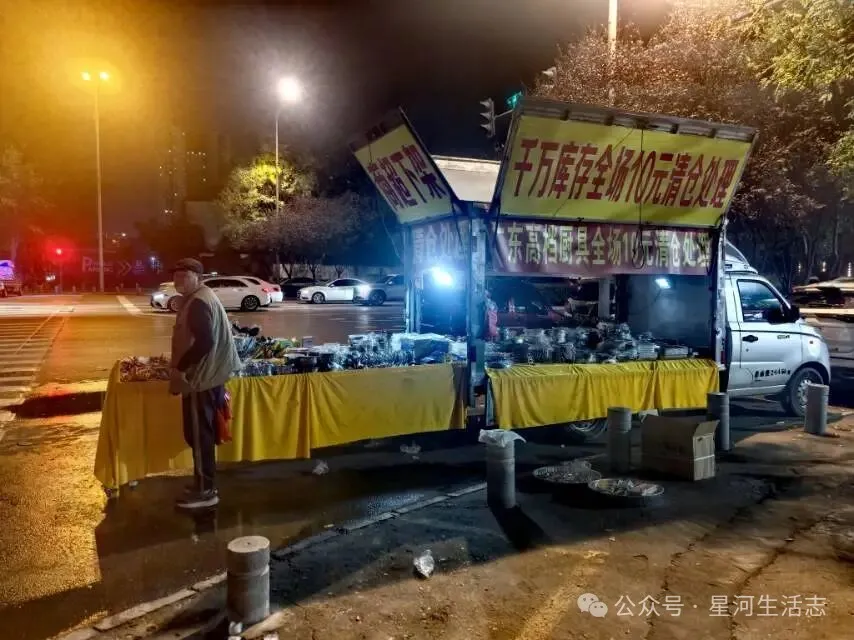 去年做餐饮赔掉60万后，不得不过起摆摊生活