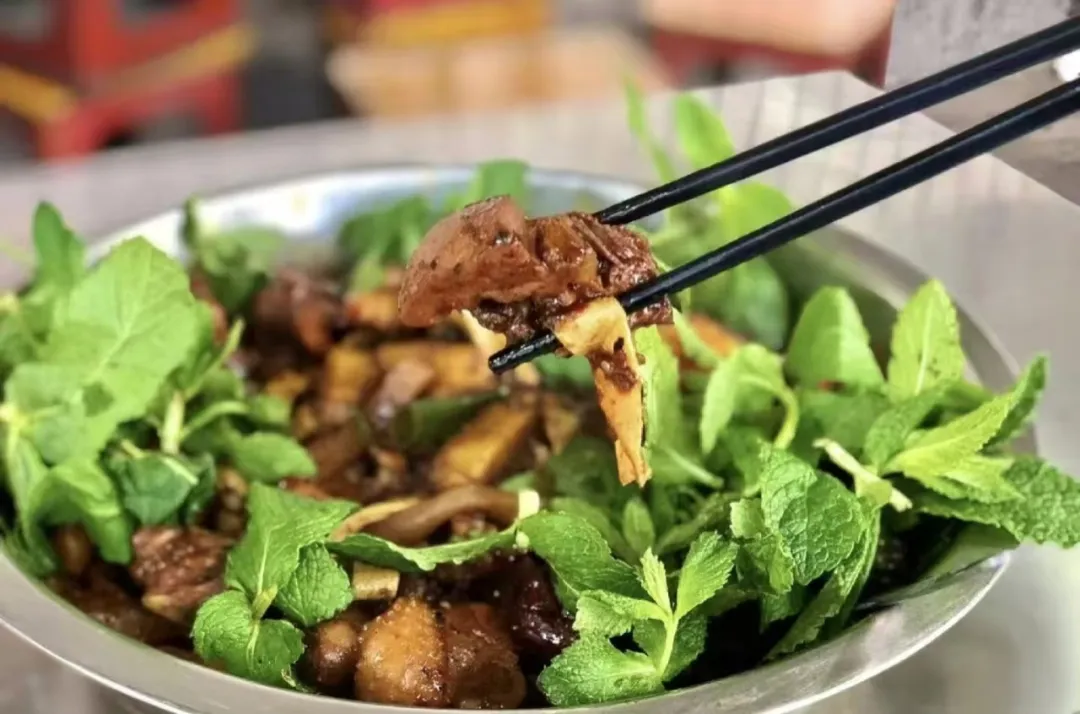 寻味宝峰到小段饭店，吃地道宝峰麻辣鸡与家常老味道