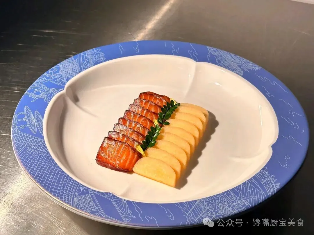 实拍高端冷菜摆盘封神现场!餐饮人必学的摆盘技巧,解决90%颜值痛点