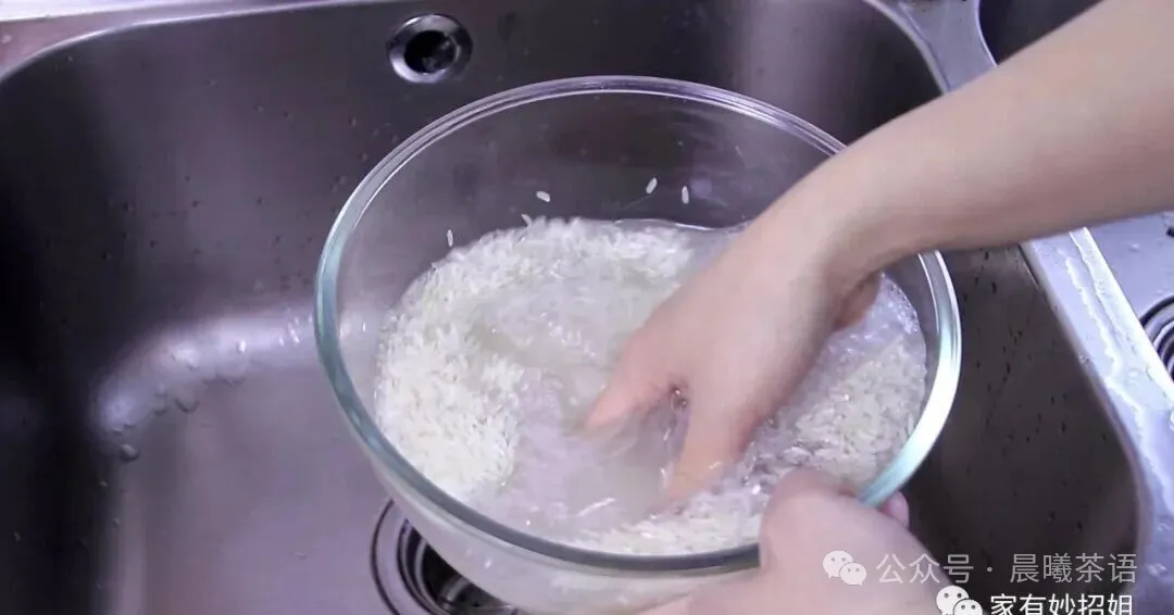 电饭锅版懒人焖饭,食材用料都简单,有肉有菜又节省时间