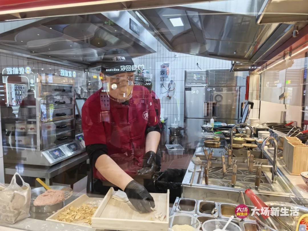 起猛了？沙县小吃竟“攻占”魔都商场！人流爆满，价格却没变！