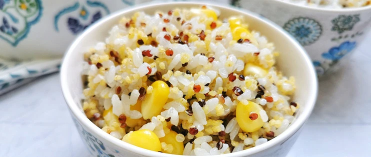 蒸米饭时添加粗粮或特定食材可稳血糖健脾胃