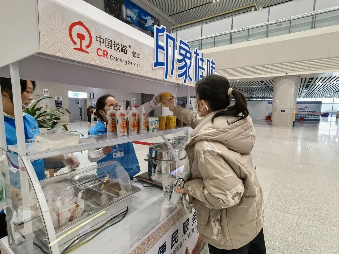 国铁南宁局推出“印象桂味”站车热链餐饮服务