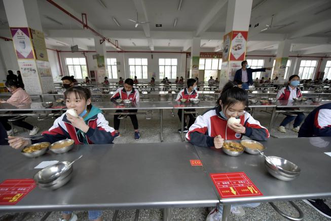 学校食堂承包如何打造安全、营养、高效的校园餐饮服务体系？