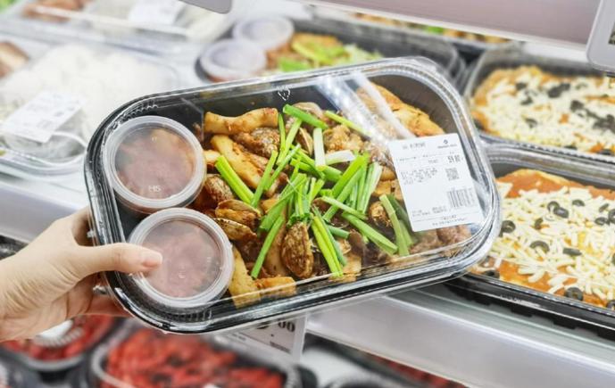 从西贝危机到必胜客逆袭：连锁餐饮的生存法则与大众幻梦