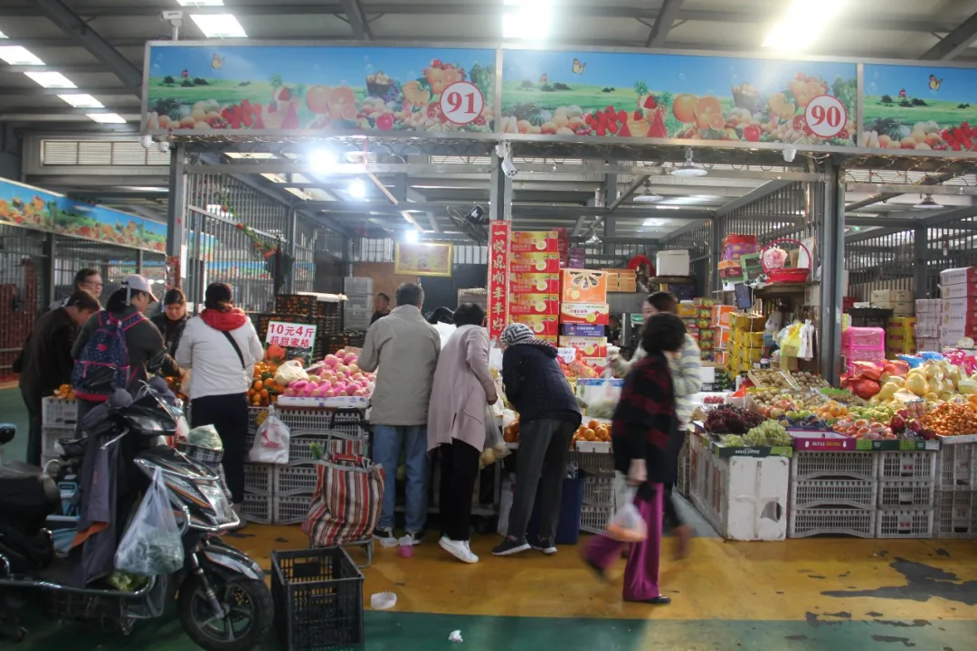 买食材送“菜谱”,这个全年不打烊的菜场用什么留住人心?