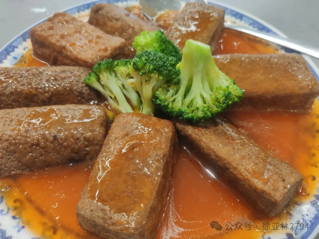 鲍汁黑豆腐当餐现做把平凡食材，熬出高级感的家常做法