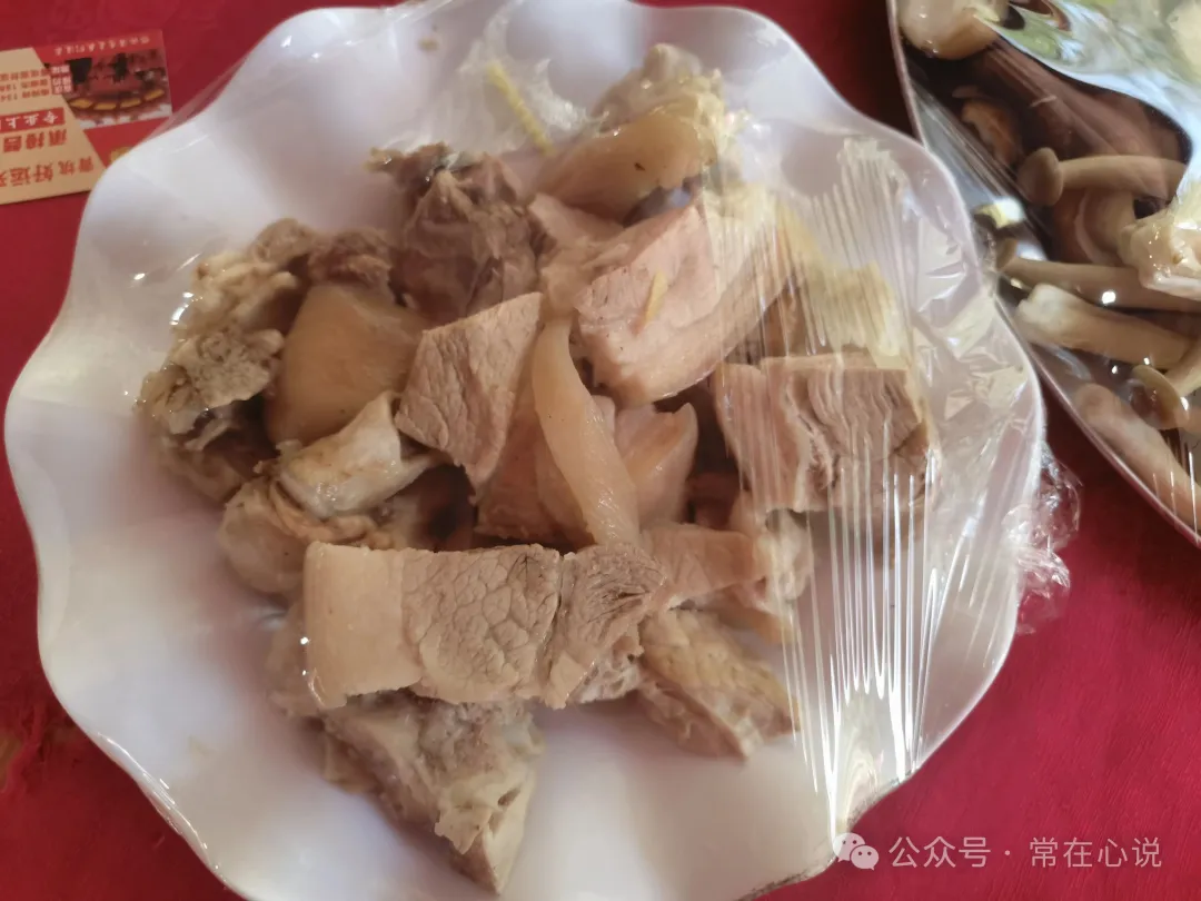 大年初一回老家聚餐，菜式很接地气，食材都是最好的！