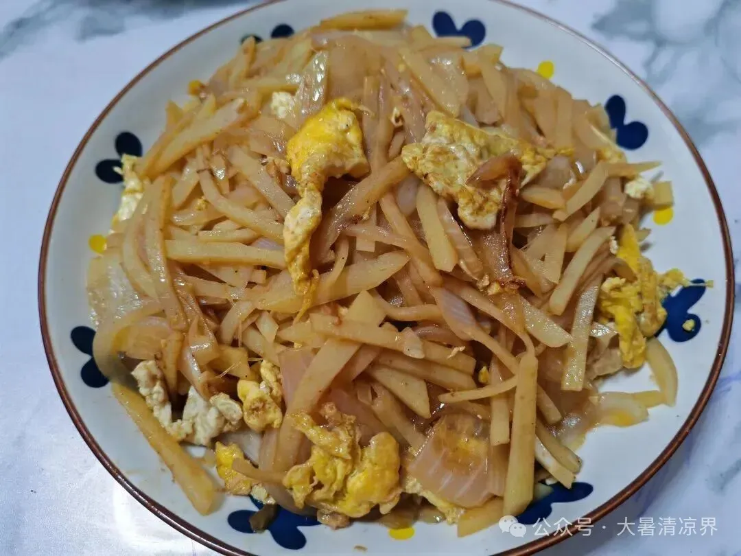 土豆洋葱炒鸡蛋：平凡食材的温暖滋味