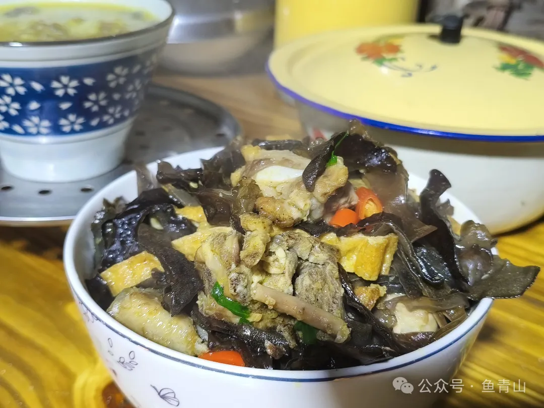 柴火铁锅吃山珍,从采摘到烹饪,只余满嘴鲜