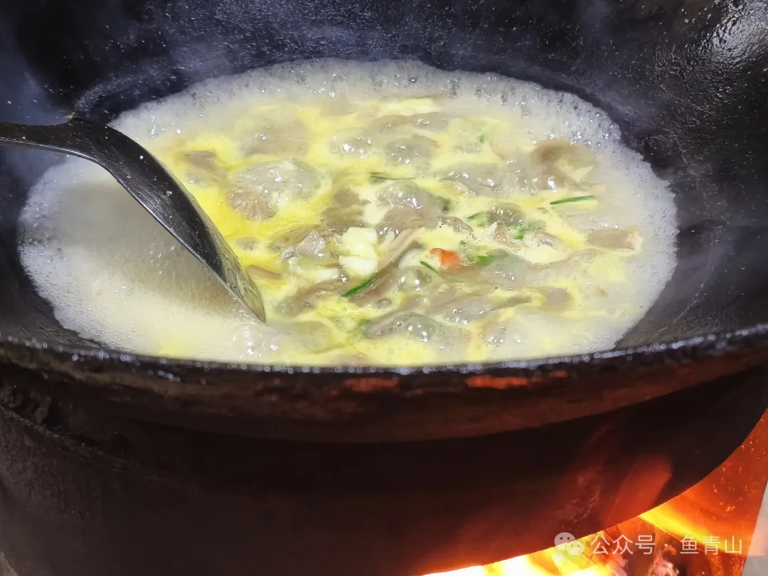 柴火铁锅吃山珍,从采摘到烹饪,只余满嘴鲜