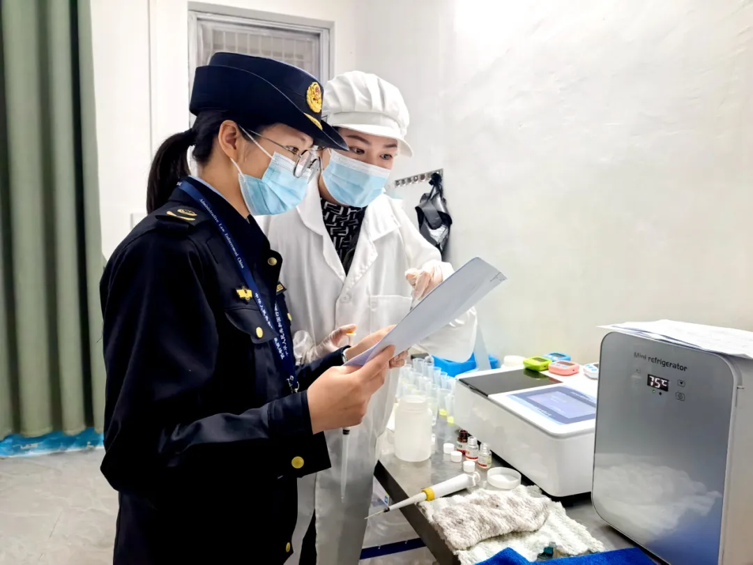 百色市田阳区突击夜查学校食材供应商