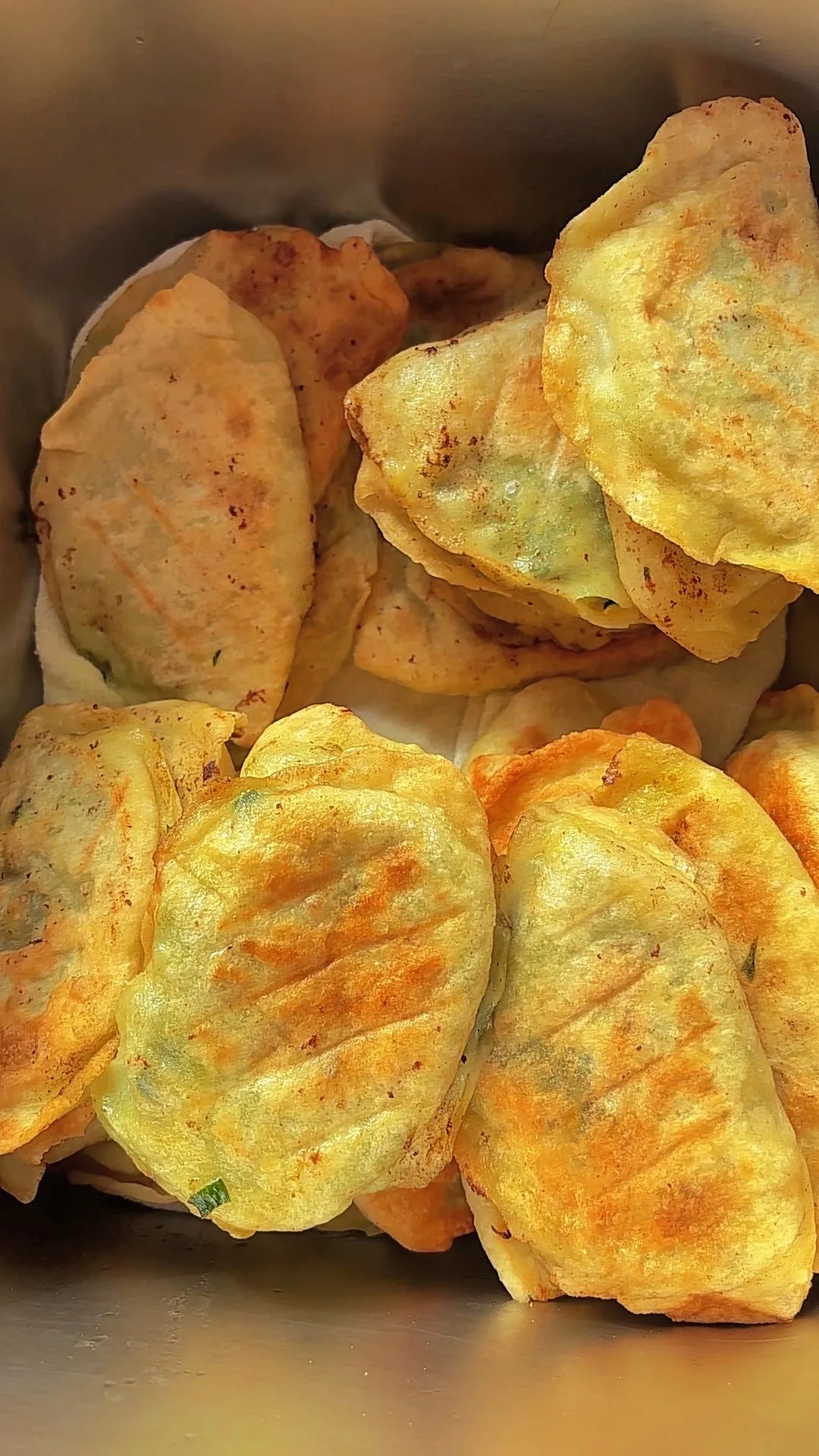 东北阿姨开工啦！秦皇岛员工餐日常，韭菜盒子配咸菜才是家的味道