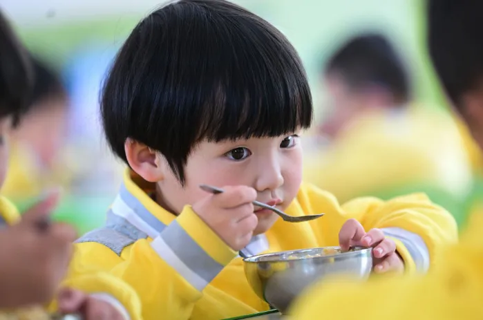 从食材到餐盘，全链条守护幼儿舌尖安全