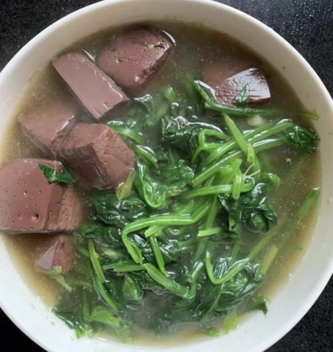养血止血、润燥利肠的最佳食材现做猪血菠菜汤