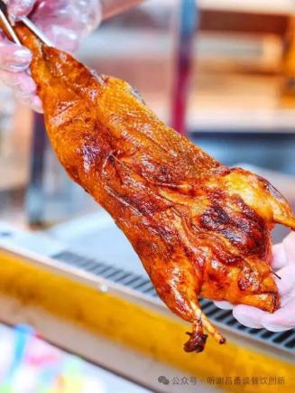 川渝108道美食之烟火成都的匠心独运:冒烤鸭的起源与制作全解析
