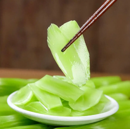 莴苣（又称莴笋、青笋、千金菜）是一种营养密度极高的蔬菜