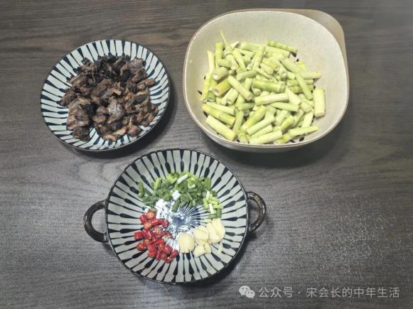 美食记忆：酱肉焖小笋