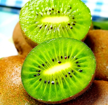 猕猴桃（学名：Actinidia chinensis Planch.），又名奇异果，原产于中国，是当今水果界公认的"超级水果"和"营养宝库"。