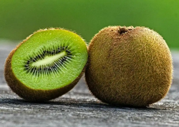 猕猴桃（学名：Actinidia chinensis Planch.），又名奇异果，原产于中国，是当今水果界公认的"超级水果"和"营养宝库"。